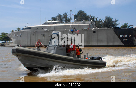 Les marins américains déployés à bord de navires à grande vitesse Swift (HSV-2) montrent que les techniques appropriées pour manoeuvrer une coque rigide inflata Banque D'Images