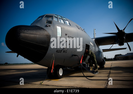 Un U.S. Air Force WC-130J Hercules affecté à la 53e Escadron de reconnaissance de la météo, est prêt à se déployer à l'i Banque D'Images