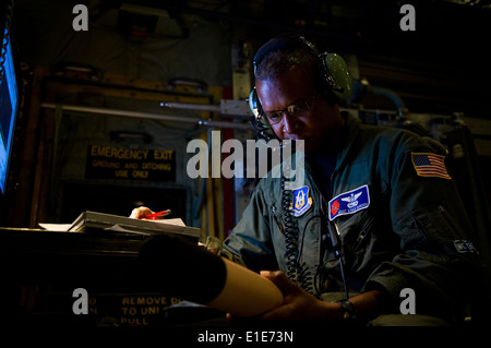 Le sergent-chef de l'US Air Force. Vince Fardeau, arrimeur du 53e Escadron de reconnaissance de la météo, l'Air Force Reserve Command Banque D'Images