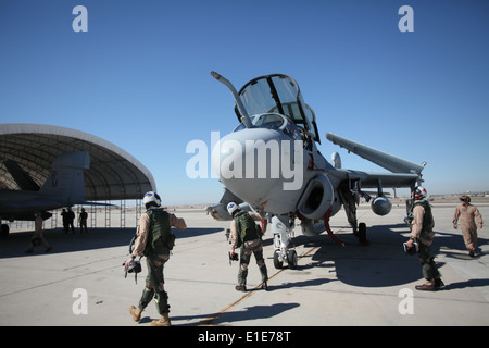 U.S. Marine Corps pilotes avec des armes et des tactiques de l'Aviation maritime Squadron 1 Effectuer des vérifications après-vol sur un EA-6B Prowler air Banque D'Images