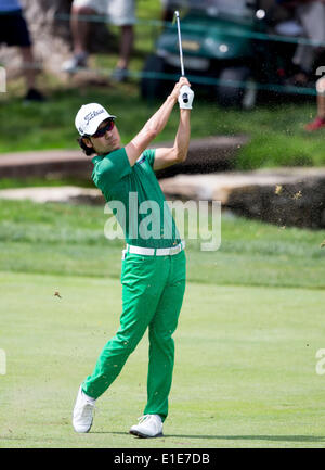 (140602) -- Dublin, 2 juin 2014 (Xinhua) -- Kevin Na de la United States entraîne la balle sur le fairway au cours de la ronde finale de la Memorial Tournament à Muirfield Village Golf Club de Dublin, les États-Unis, le 1 juin 2014. Hideki Matsuyama du Japon a remporté les play-off en plus de Kevin Na et a réclamé le champion. (Xinhua/Shen Ting) Banque D'Images