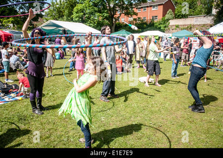 Exeter, Royaume-Uni. 01 Juin, 2014. Hula-hoops au cours de spinning Exeter Respect Festival 2014 à Belmont Park Crédit : Exeter Clive Chilvers/Alamy Live News Banque D'Images