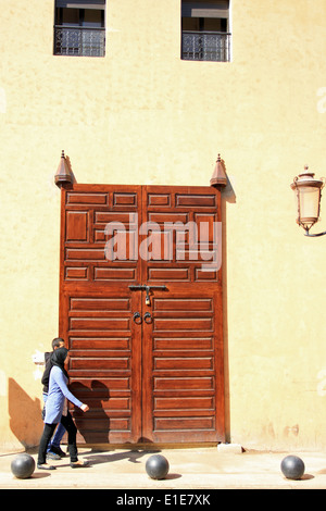 Porte ouvragée à Marrakech Maroc Banque D'Images