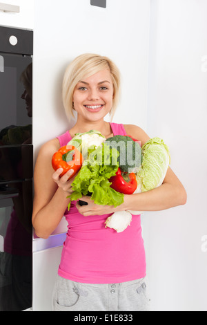 Légumes frais crus femme réfrigérateur Banque D'Images