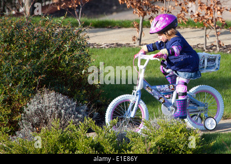 4 quatre ans, fille, équitation, vélo Banque D'Images