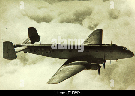 Le Junkers Ju 290 était un avion allemand de transport et de reconnaissance à long rayon d'action utilisé pendant la IIe Guerre mondiale connu pour sa conception robuste, il a servi dans divers rôles, y compris le transport de troupes et la reconnaissance maritime, contribuant aux capacités de la Luftwaffe pendant le conflit. Banque D'Images