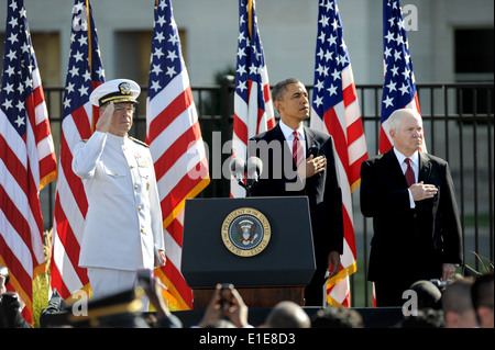 Le président Barack Obama, centre, le secrétaire à la Défense Robert M. Gates, droite, et chef de l'état-major des SMA de la Marine Banque D'Images