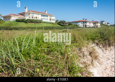 Résidences de luxe en bord de mer le long de la plage à Ponte Vedra Beach, Floride. (ÉTATS-UNIS) Banque D'Images