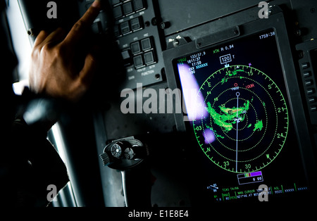 Le Major de l'US Air Force Sid Smith ajuste son tableau de bord à bord d'un WC-130J Hercules lors d'une mission le 16 septembre 2010, Banque D'Images