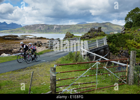 Paire de cyclistes traversent un pont de pays de l'île de Skye Banque D'Images