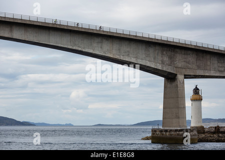 Trois coureurs traverser un pont sur l'eau à l'île de Skye Banque D'Images