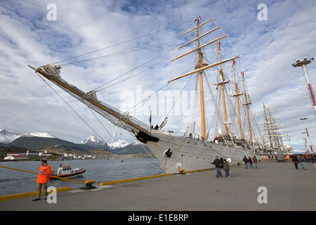 La marine chilienne esmeralda de la marine d'Amérique latine des voiliers bateaux amarrés à Ushuaia Argentine partie de velas latinoamerican 2014 Banque D'Images