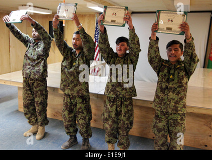 L'Armée nationale afghane (ANA) des soldats du 1er Kandak d'infanterie, 4e Brigade, 203e Corps canadien élever leurs diplômes Banque D'Images