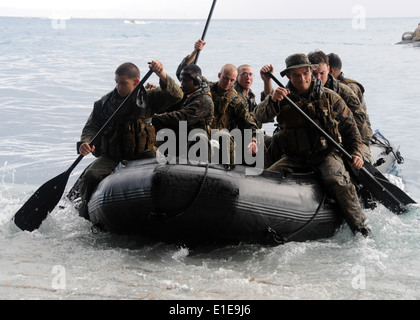 Les Marines américains affectés à la 31e Marine Expeditionary Unit et embarquée à bord de l'USS Essex (DG 2) ride dans un combat raidi en caoutchouc Banque D'Images