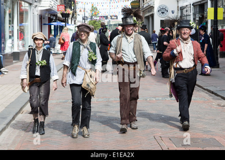 Ramoneurs marchant dans la high street à Rochester Sweeps Festival 2014, Kent, Angleterre Banque D'Images