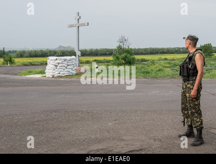 Soldat ukrainien sur un point de contrôle près de Dobropillia à Donetsk le 19 mai au cours de 2014 conflit pro-russe en Ukraine Banque D'Images