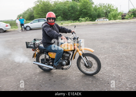 L'homme sur Romet Minsk 125 moto près de Dobropillia, oblast de Donetsk, le 19 mai 2014 durant le conflit pro-russe en Ukraine Banque D'Images