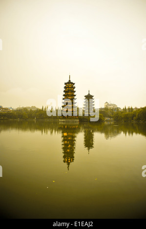 Sun and Moon Pagodas in Guilin au crépuscule Banque D'Images
