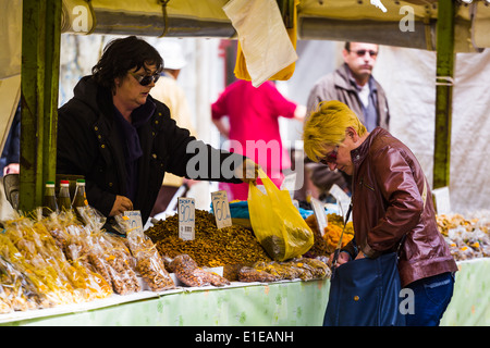 Une femme vend des écrous de son étal au marché quotidien à Split Croatie Banque D'Images