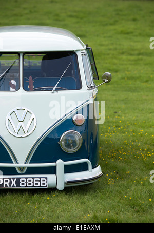 1964 Bleu Blanc VW Volkswagen écran divisé le camping-car dans un champ. L'Angleterre Banque D'Images