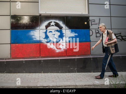 Che Guevara sur drapeau non reconnu de la République populaire de Donetsk - graffiti dans la ville de Donetsk, Ukraine Banque D'Images