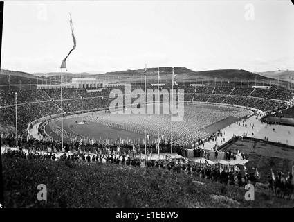 Le Estádio Nacional, situé à Lisbonne, au Portugal, est un stade sportif emblématique. Construit en 1944, il est connu pour accueillir de grands événements sportifs, en particulier dans le football, et détient une valeur culturelle significative dans l'histoire du sport portugais. Banque D'Images