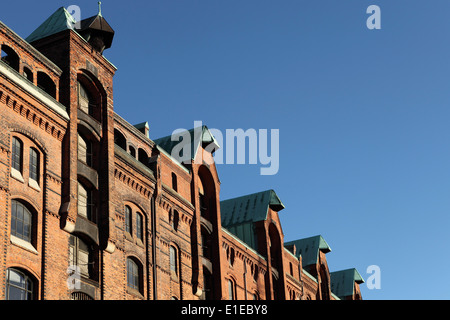 Un entrepôt en briques rouges de style gothique dans le quartier Speicherstadt à Hambourg, Allemagne. Banque D'Images