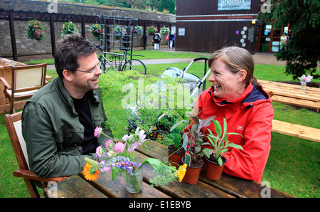 Parieurs heureux au premier ministre d'Irlande Bloom jardin et Food Festival à Phoenix Park Dublin Banque D'Images