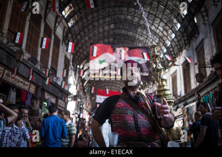 (140602) -- DAMAS, 2 juin 2014 (Xinhua) -- Un vendeur vend la réglisse à l'ancien marché Hamidya, à Damas, capitale de la Syrie, le 1er juin 2014, l'avenir de l'élection présidentielle du 3 juin. (Xinhua/Pan Chaoyue) Banque D'Images