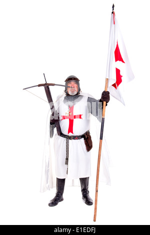 Templier posant avec arbalète et d'un drapeau blanc en isolé Banque D'Images