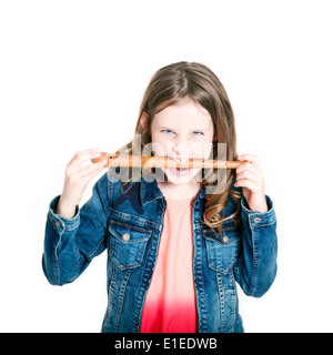 Jeune fille avec la soprano recorder et fond blanc Banque D'Images