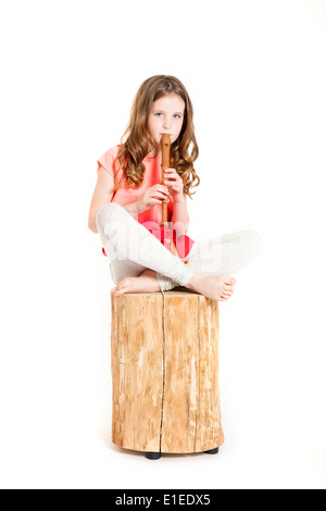 Jeune fille avec la soprano recorder et fond blanc Banque D'Images