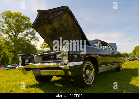 Old Westbury, New York, USA. 01 Juin, 2014. Une Pontiac Grand Prix 1966 noir, propriétaire Chris Engel, a une entrée dans l'Antique et de Collection Auto Show organisé sur le domaine historique de l'élégant Old Westbury Gardens à Long Island, et parrainé par le grand New York Region AACA Antique Automobile Club of America. Credit : Ann E Parry/Alamy Live News Banque D'Images