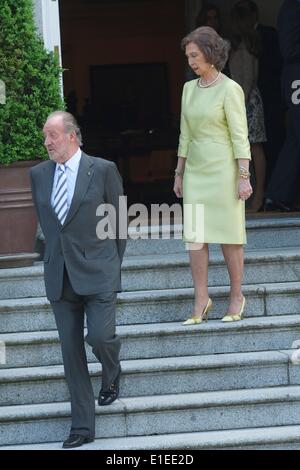 Roi d'Espagne Juan Carlos, La Reine Sofia, le Prince Felipe, La Princesse Letizia et la princesse Cristina recevoir l'Émir du Qatar Sheikh Hamad bin Khalifa Al-Thani et son épouse Sheikha Moza bint Nasser pour le déjeuner au Palais de la Zarzuela à Madrid Banque D'Images