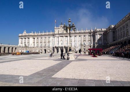 01.10.2012. Palais Royal. Madrid. Espagne La famille royale d'Espagne, le Roi Juan Carlos et la Reine Sofia, le Prince Felipe et la Princesse Letizia, et la princesse Elena assister à un hommage à la "Torres de Regimiento Acorazado Alcantara n°10'. Dans la photo : Le Roi Juan Carlos, La Reine Sofia, le Prince Felipe, La Princesse Letizia et la princesse Elena Banque D'Images