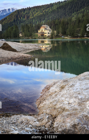 Lago di Dobbiaco alias Toblacher Voir en cols alpins, Tyrol du Sud, Italie Banque D'Images