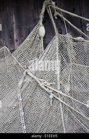 Vieux filets de pêche accroché au mur de la grange en bois, à Dießen am Ammersee Banque D'Images