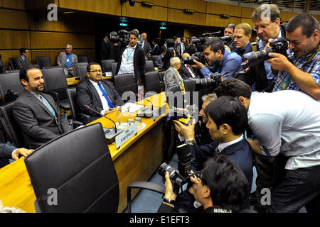 Vienne, Autriche. 2 juin, 2014. Reza Najafi (1re L), l'envoyé iranien à l'Agence internationale de l'énergie atomique (AIEA), attend le début du Conseil des gouverneurs de l'AIEA, tenue à Vienne, Autriche, le 2 juin 2014. Credit : Qian Yi/Xinhua/Alamy Live News Banque D'Images