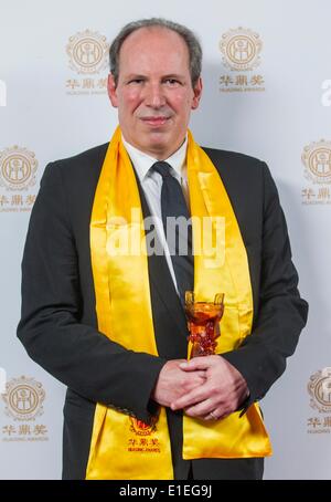 Los Angeles, USA. 1er juin 2014. Compositeur et producteur de musique de film Hans Zimmer pose dans la salle de presse avec l'ensemble des réalisations au cours de l'Huading Film Awards à la Ricardo Montalban Theatre le dimanche, Juin 1, 2014, à Hollywood, en Californie, aux États-Unis. Credit : Zhao Hanrong/Xinhua/Alamy Live News Banque D'Images