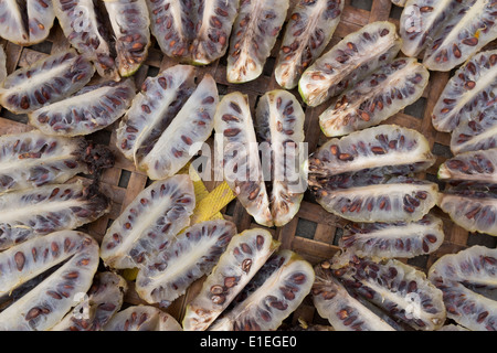 Corossol Fruit (aka l'anone) en vente dans le marché à Can Tho, Vietnam Banque D'Images