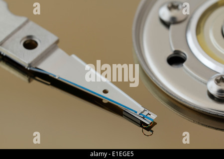 Close up detail du disque dur de l'ordinateur la tête de lecture et le moyeu. Se concentrer sur les données tête de lecture/écriture. Banque D'Images