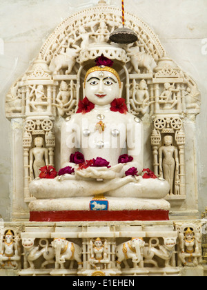 L'Inde, Rajasthan, Jaisalmer, Amar Sagar Jain temple, Lord Mahavir Mahavira statue Banque D'Images