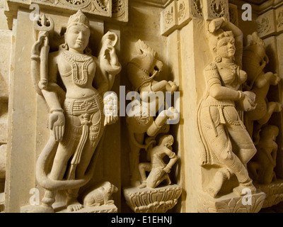 L'Inde, Rajasthan, Jaisalmer, Amar Sagar Jain temple, de l'intérieur, chiffres de grès sculpté Banque D'Images