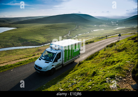 L'ASDA une fourgonnette de livraison à domicile de la conduite dans les régions rurales isolées de la campagne de la vallée supérieure de Powys Elan Mid Wales UK Banque D'Images