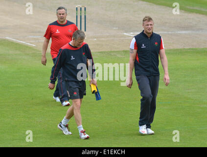 Emitates Old Trafford, Manchester, UK 2 juin 2014 Andrew Flintoff (sur la gauche) quitte le terrain après avoir pratiqué avec l'équipe de cricket du Lancashire avant la deuxième journée de jouer dans le match de championnat contre le comté de Somerset. Flintoff a pris sa retraite il y a cinq ans, mais n'a signé pour le Lancashire Lightning squad à jouer dans la NatWest T20 campagne souffle cet été. Flintoff est l'espoir d'être sélectionné pour le match contre les Vikings du Yorkshire à la maison le vendredi 6 juin..Andrew Flintoff cricket Lancashire Manchester, UK Crédit : John Fryer/Alamy Live News Banque D'Images