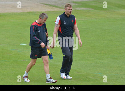 Emitates Old Trafford, Manchester, UK 2 juin 2014 Andrew Flintoff (à gauche)quitte le champ après avoir pratiqué avec l'équipe de cricket du Lancashire avant la deuxième journée de jouer dans le match de championnat contre le comté de Somerset. Flintoff a pris sa retraite il y a cinq ans, mais n'a signé pour le Lancashire Lightning squad à jouer dans la NatWest T20 campagne souffle cet été. Flintoff est l'espoir d'être sélectionné pour le match contre les Vikings du Yorkshire à la maison le vendredi 6 juin..Andrew Flintoff cricket Lancashire Manchester, UK Crédit : John Fryer/Alamy Live News Banque D'Images