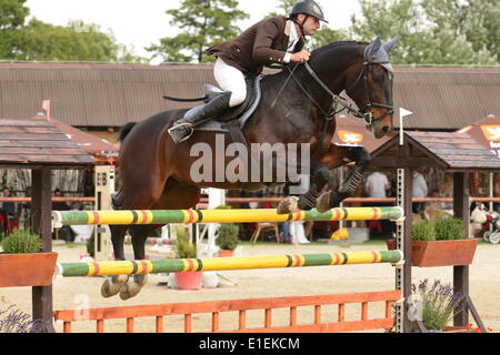 Bratislava-Zahorska Bystrica, Slovaquie. 1er juin 2014. Jiri Hruska (CZE) sur l'aristo saute par dessus l'obstacle. Un tournoi de trois jours l'équipe de RS LICA - Grand Prix cso slovaque cup a eu lieu à Braitslava-Zahorska Bystrica, Slovaquie le 30.05.14-1.06.14. Crédit : Dmitry Argunov/Alamy Live News Banque D'Images