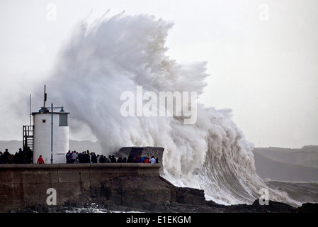 Des dizaines de personnes pack la digue à Porthcawl en Galles du Sud pour regarder les énormes vagues qui le phare