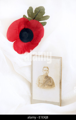 Une photographie en noir et blanc s'est évanoui d'un soldat de la PREMIÈRE GUERRE MONDIALE avec l'emblème du coquelicot du souvenir et de la mémoire des morts dans toutes les guerres Banque D'Images