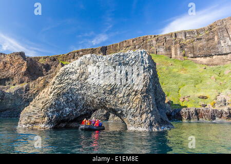 Par Zodiac une arche naturelle de basalte en colonnes sur la côte sud de l'île Disko, Kuannersuit, Groenland Banque D'Images